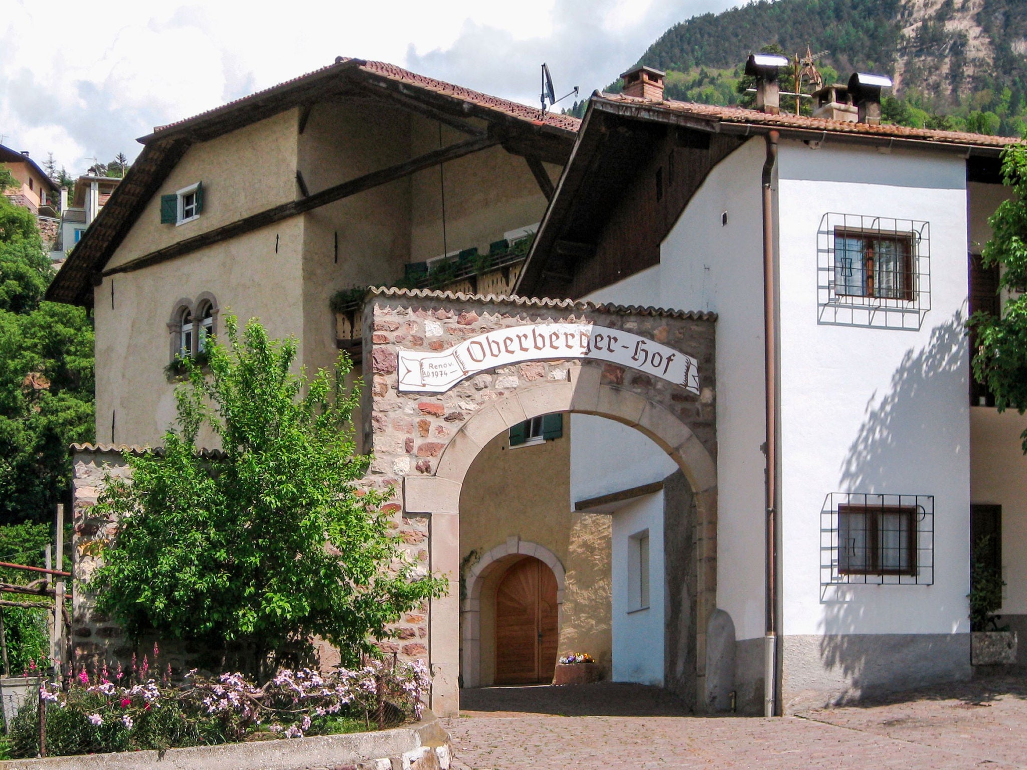 Historischer Hof im Dorfzentrum von Montan