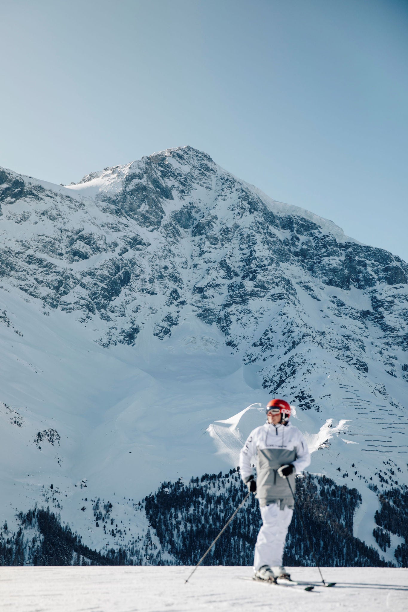 Ein Skifahrer macht eine Pause, dahinter erhebt sich der Ortler.