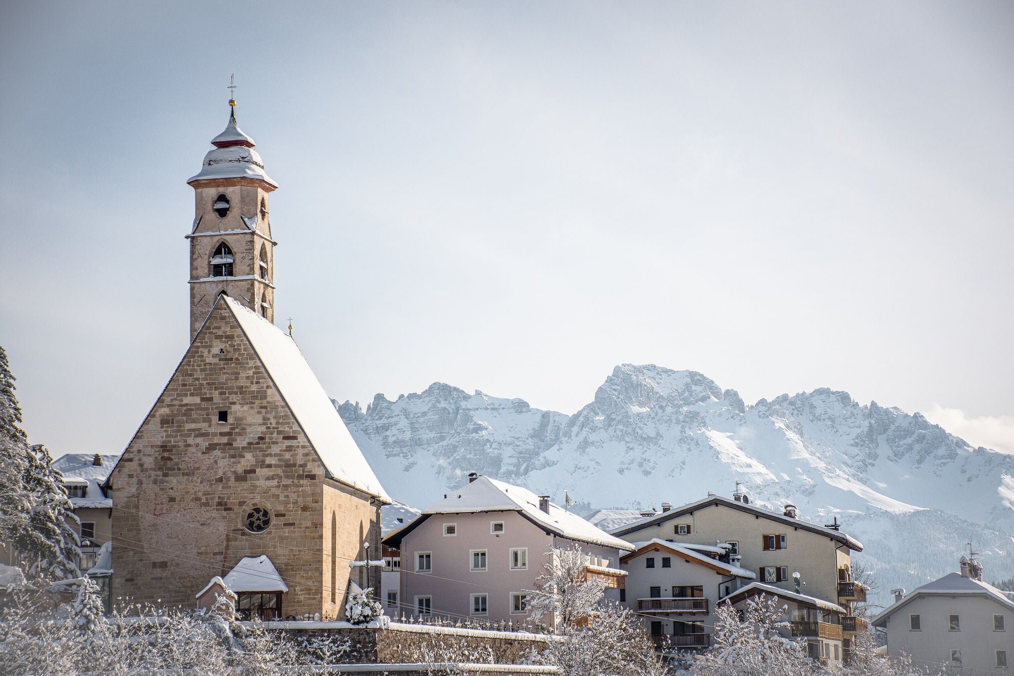 Deutschnofen Altstadt mit schneebedeckten Dächern im Winter