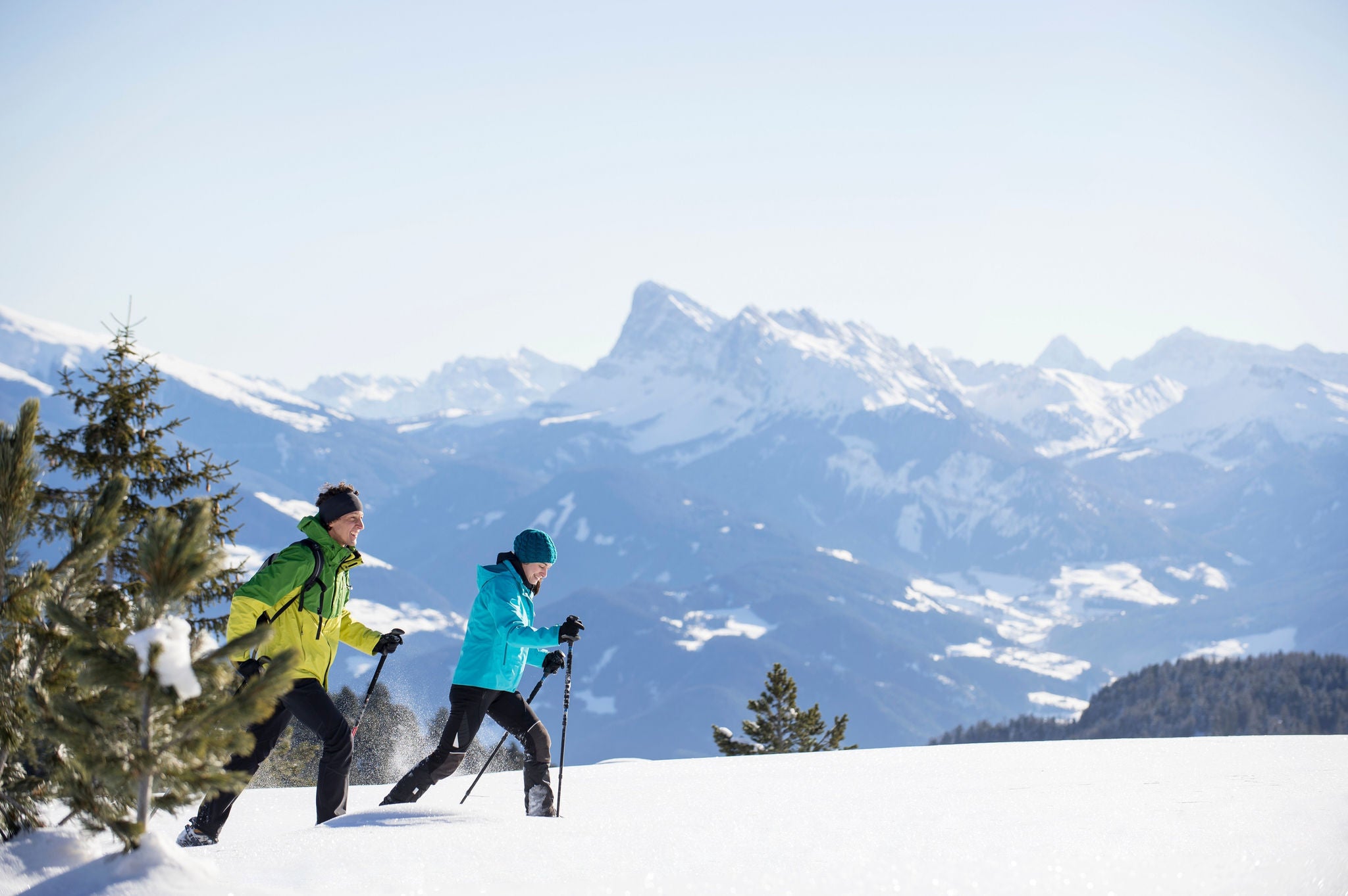 Ein Mann und eine Frau beim Schneeschuhwandern auf der Villanderer Alm.