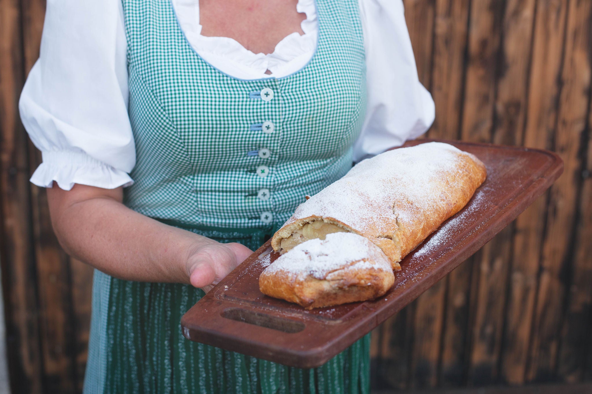 Eine Gastwirtin aus dem Vinschgau mit einem Südtiroler Apfelstrudel