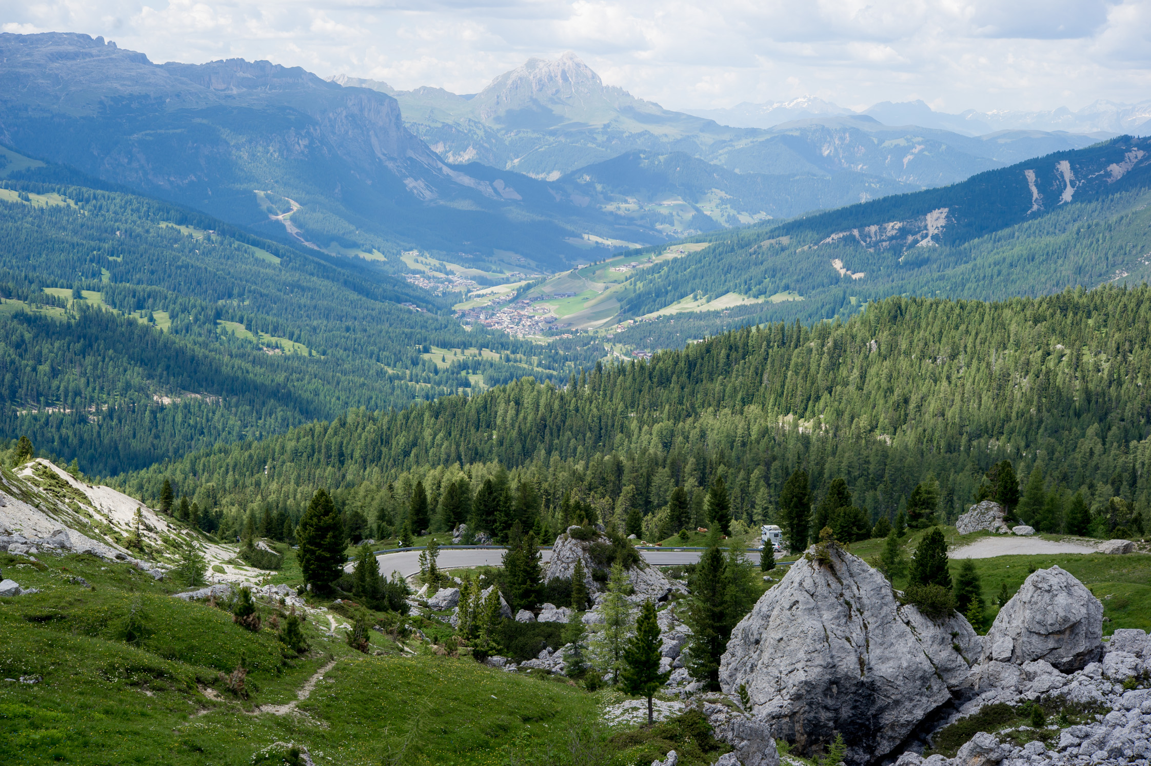 Průsmyk Passo di Valparola v Dolomitech s výhledem do údolí.