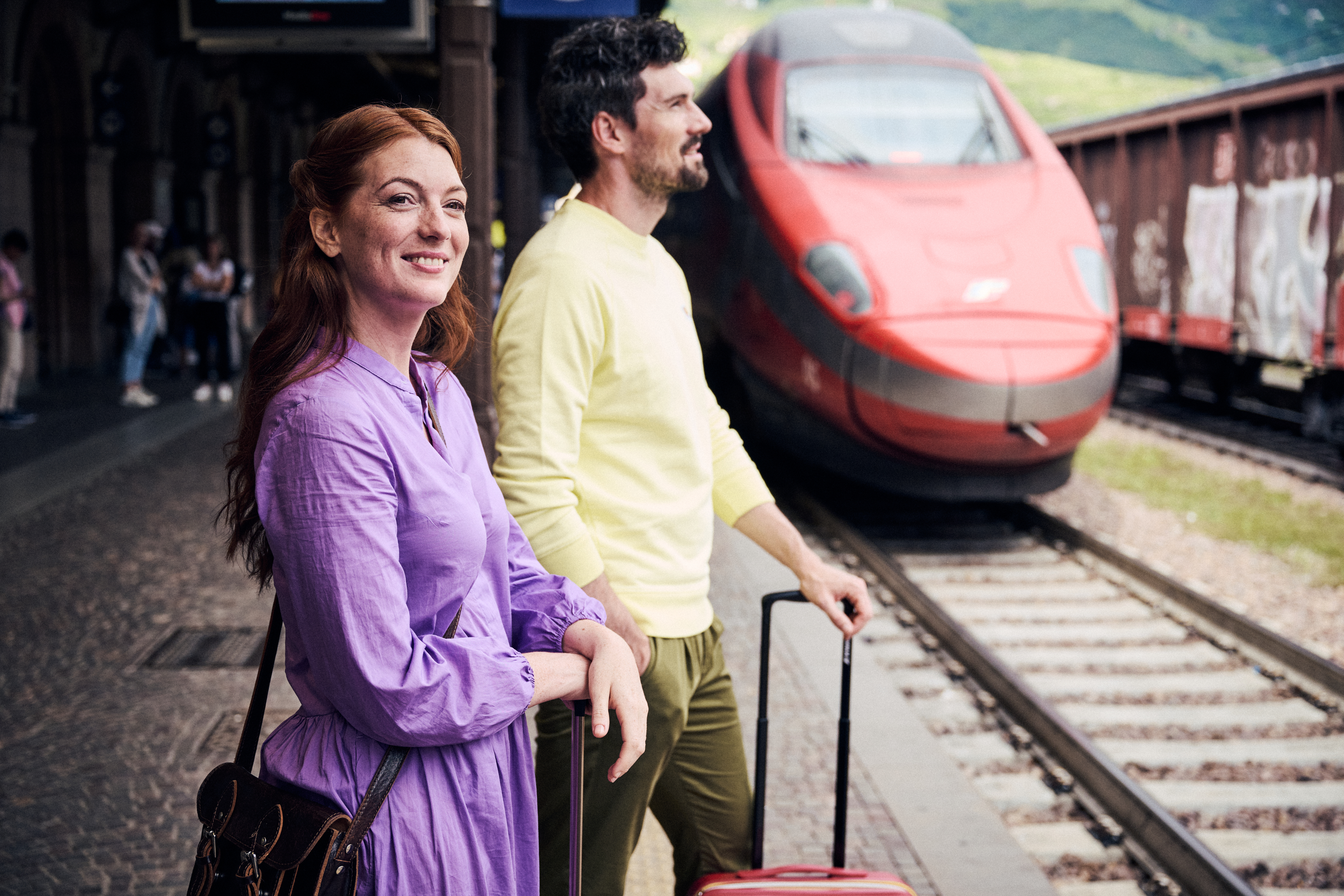 Un treno arriva in stazione