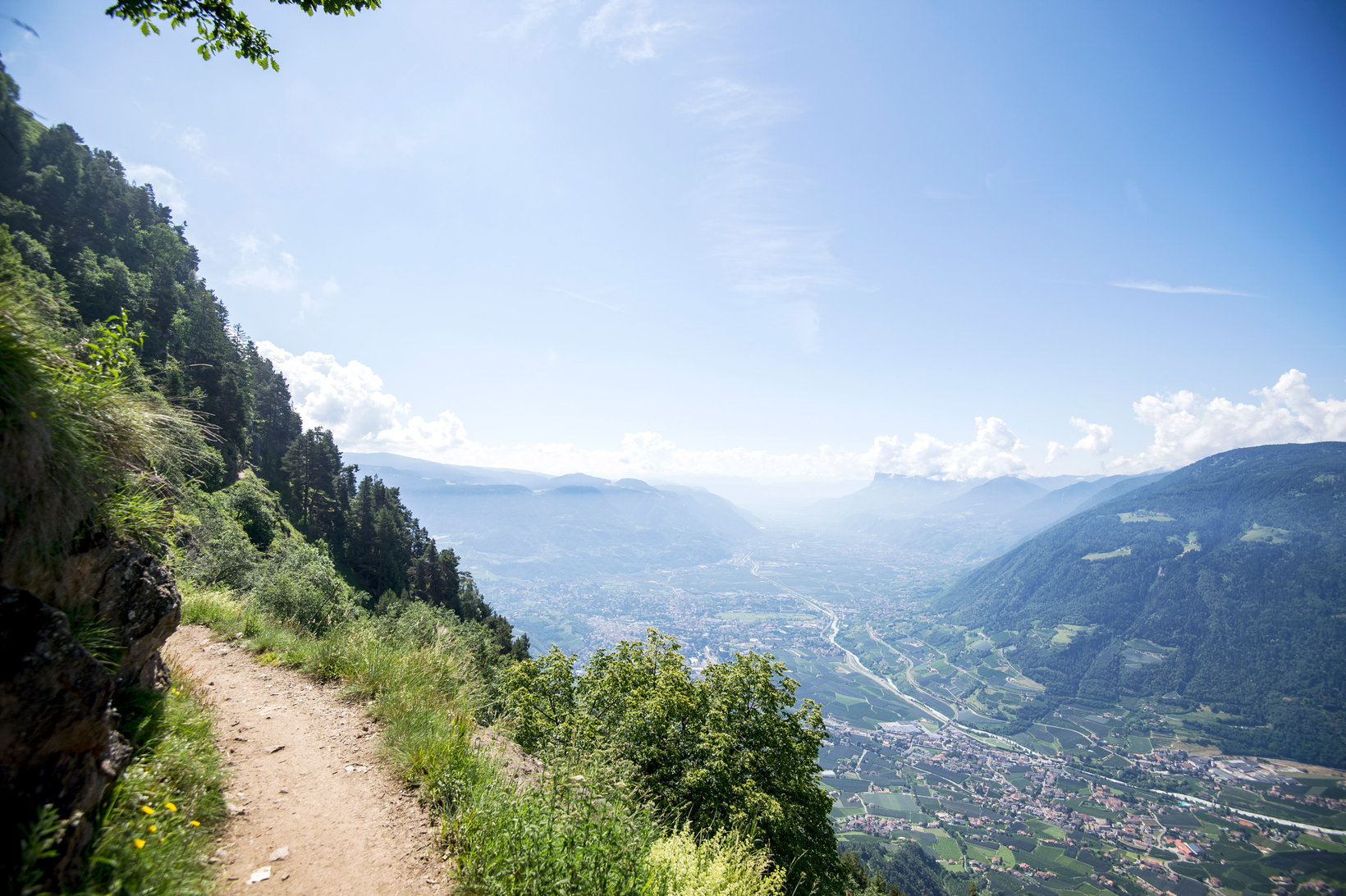 Due persone che camminano sulla Alta via di Merano