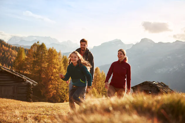 Eine Familie genießt die Zeit in den Bergen beim wandern.