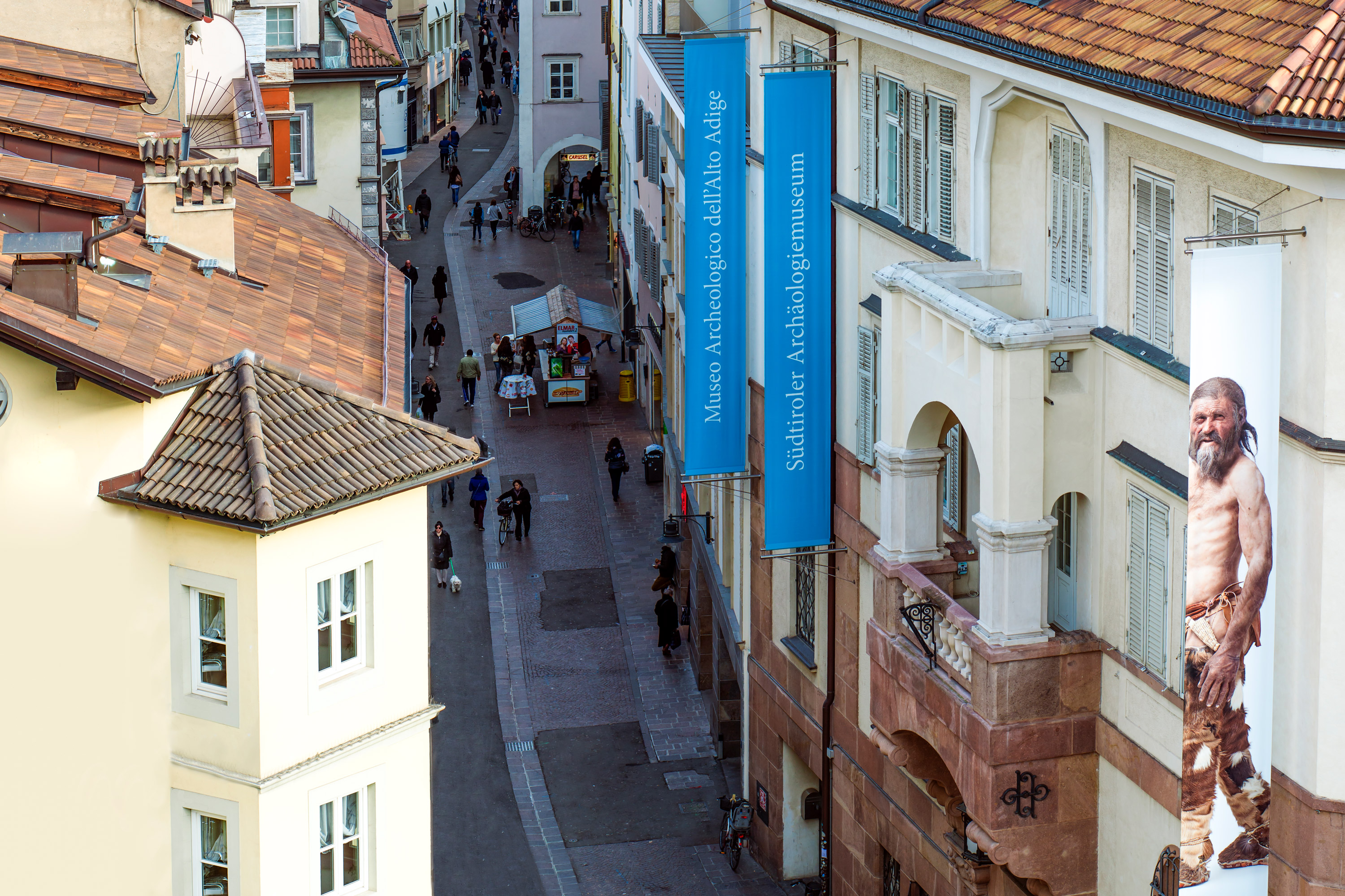 Pohled do ulice Museumsstraße v Bolzanu a na archeologické muzeum