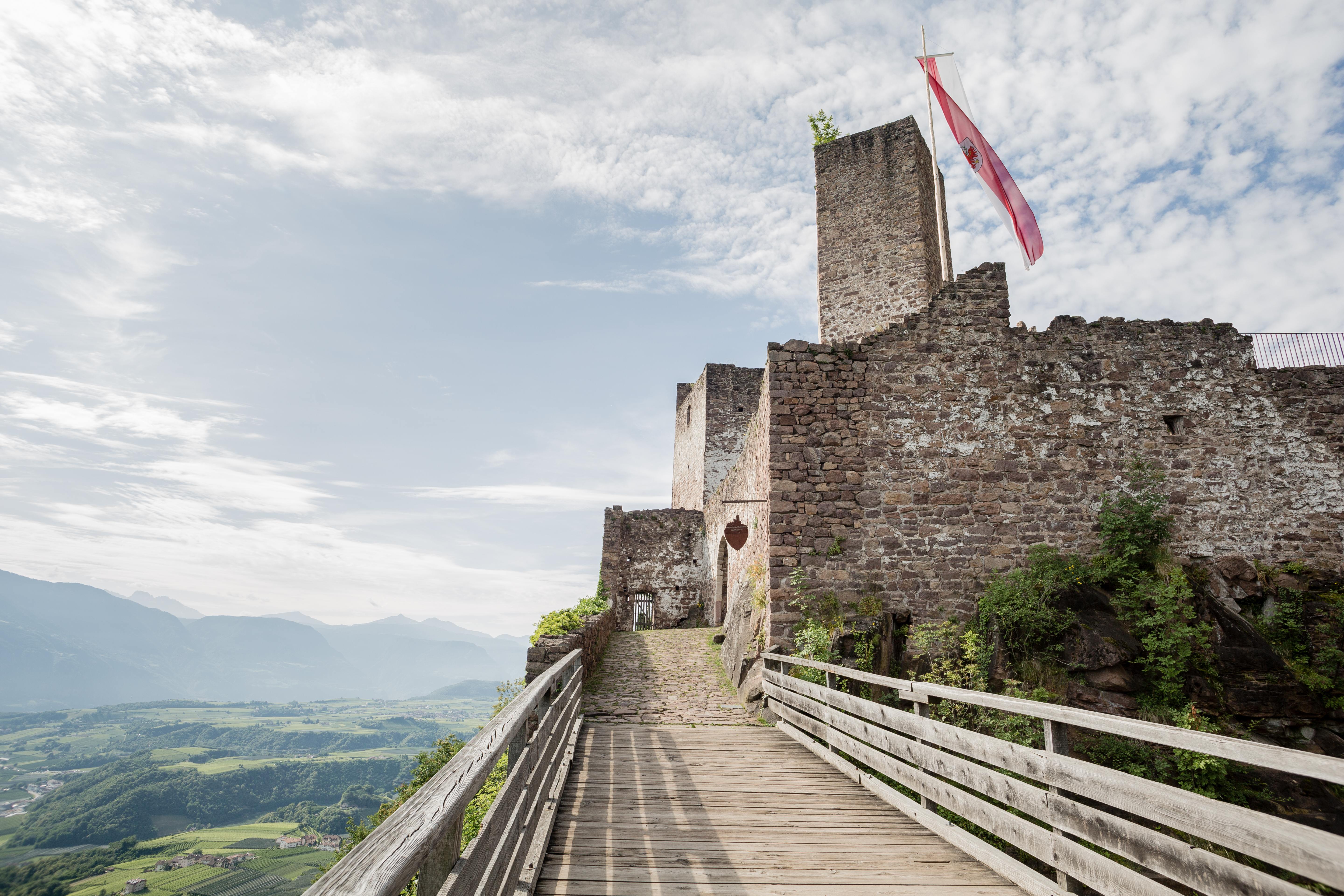 Hrad Hocheppan u vinařské stezky