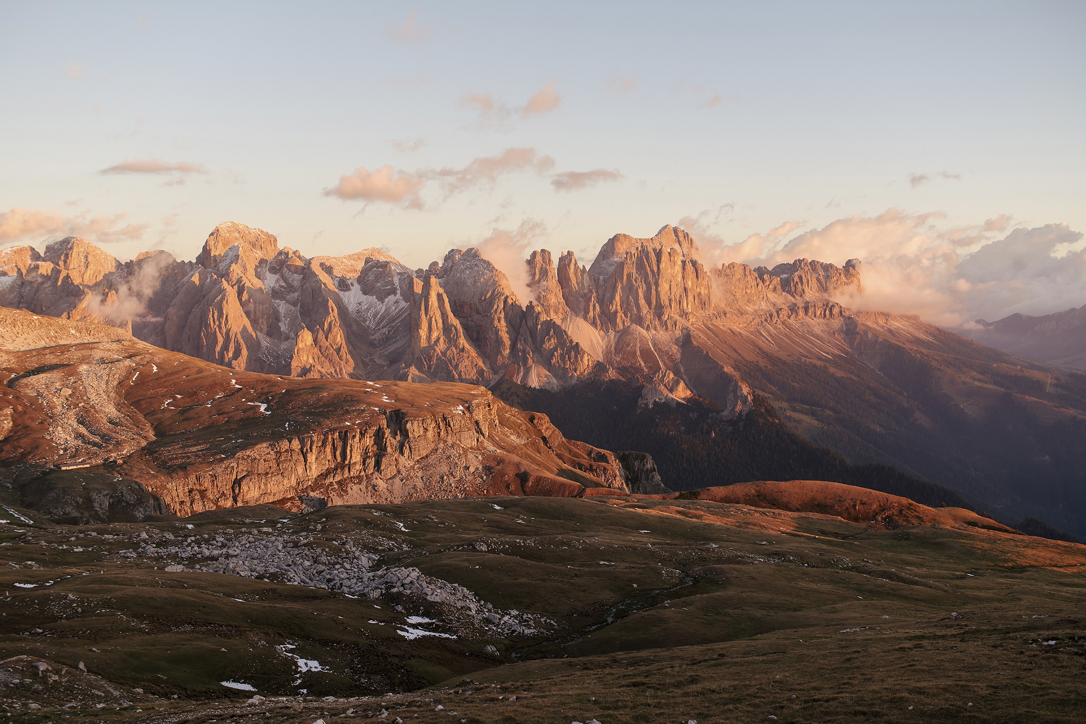 Pohled na Dolomity, které jsou osvětlené rudou září zapadajícího slunce