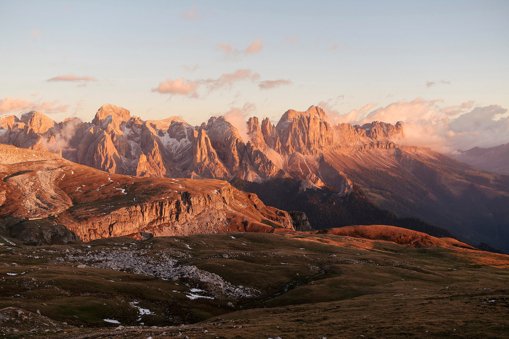 Blick auf die schroffen Dolomiten, rot angestrahlt vom Sonnenuntergang