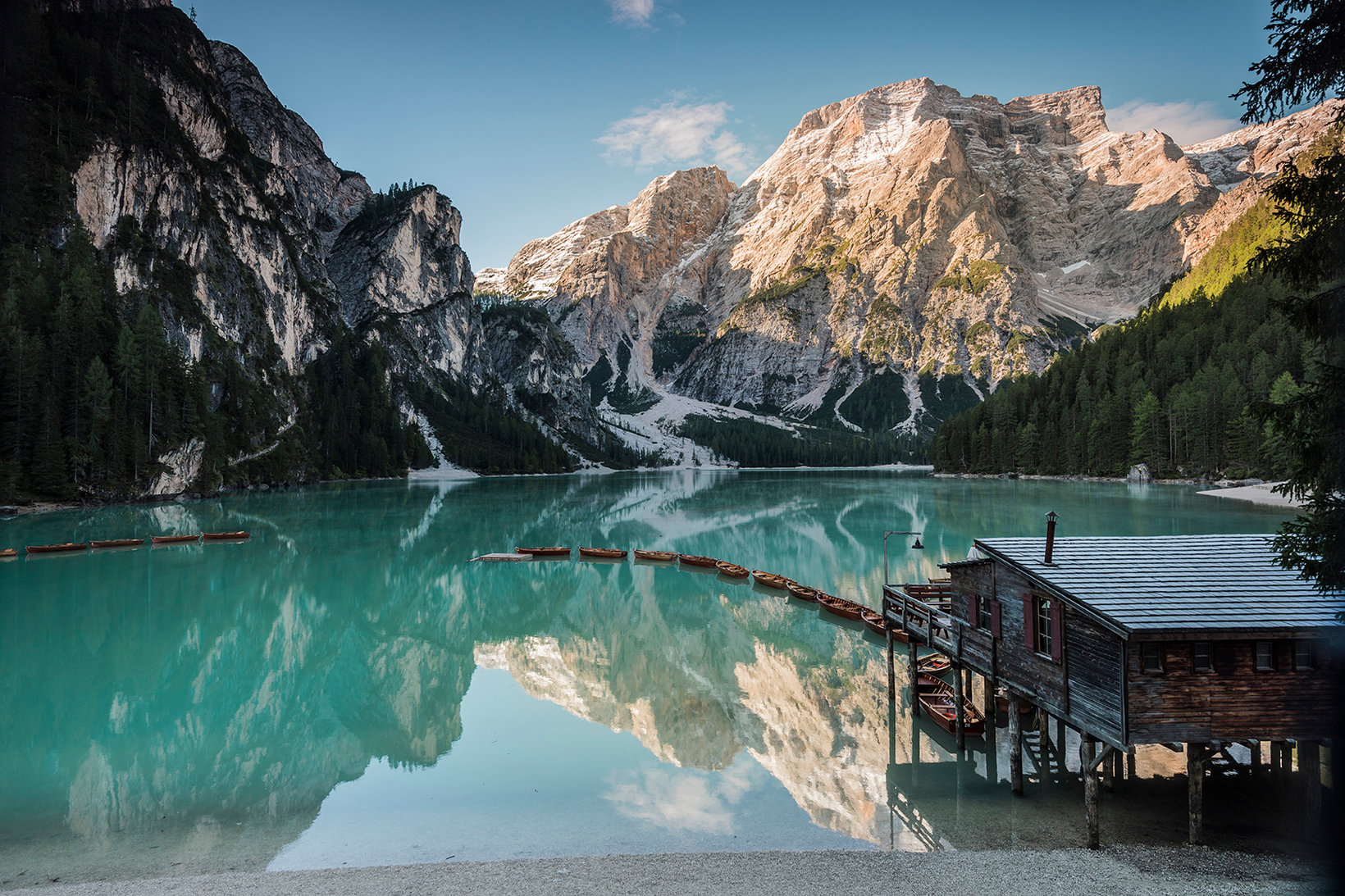 Pohled na tyrkysové jezero Pragser Wildsee