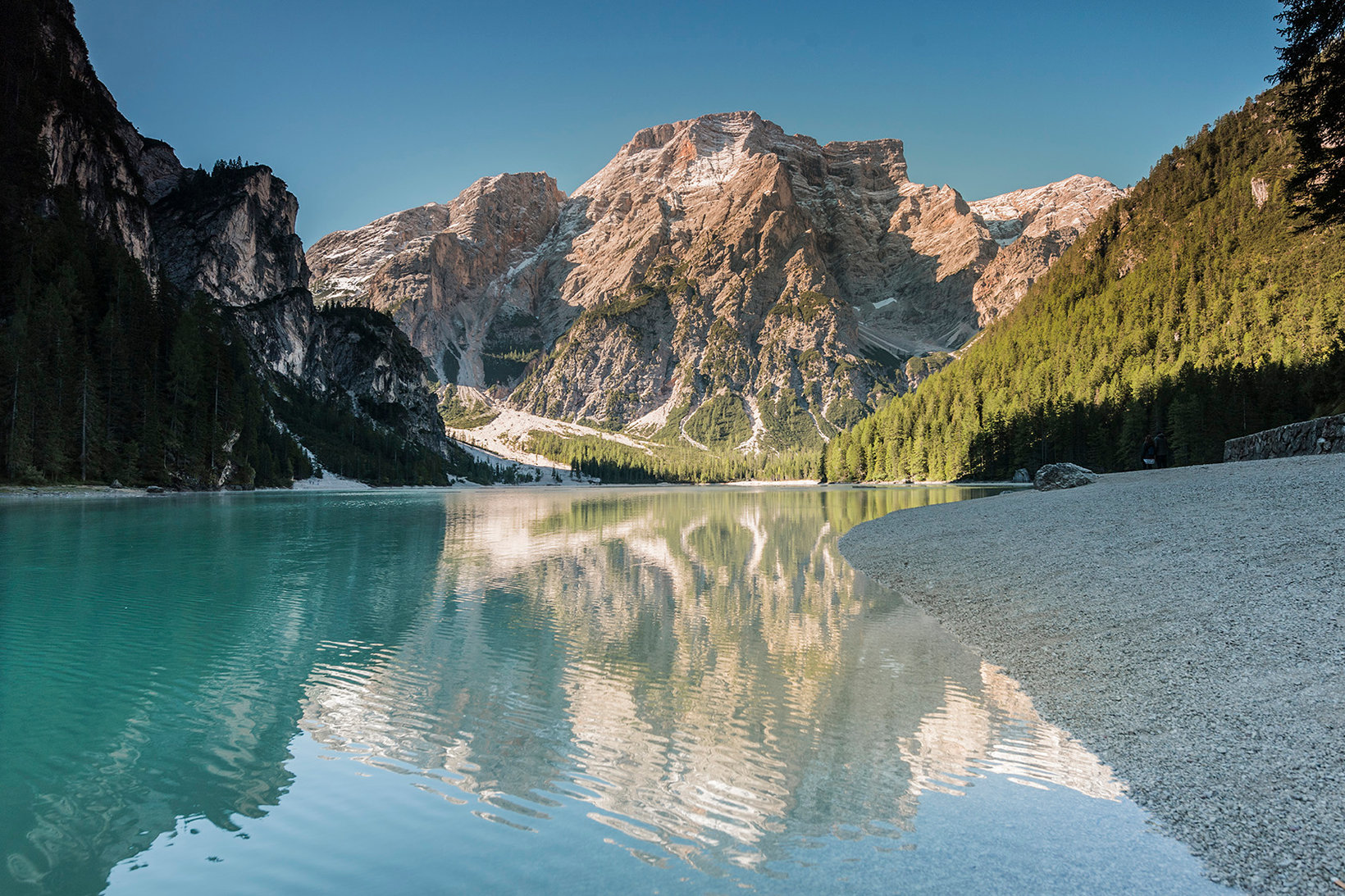 Uitzicht op de weerspiegelende Pragser Wildsee