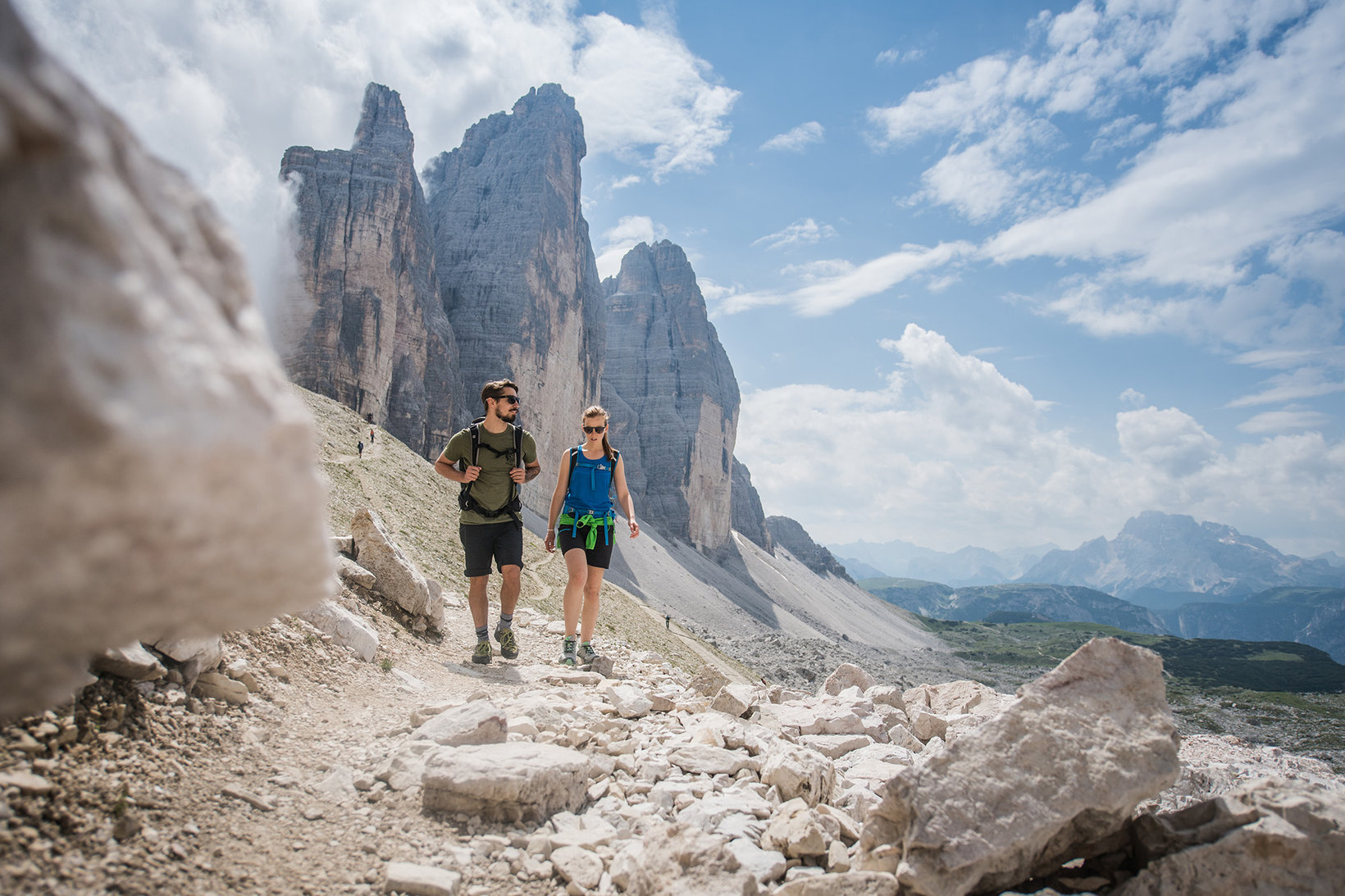 Due escursionisti impegnati nel giro delle tre cime 