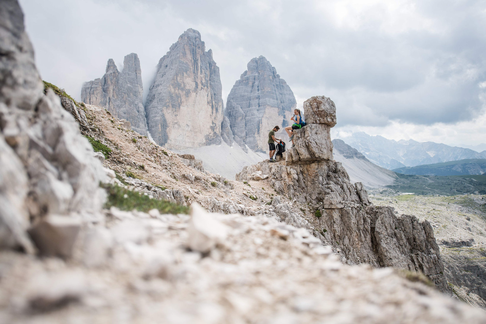 Due escursionisti impegnati nel giro delle tre cime 