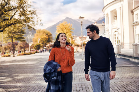 Una donna e un uomo visitano Merano e i suoi dintorni