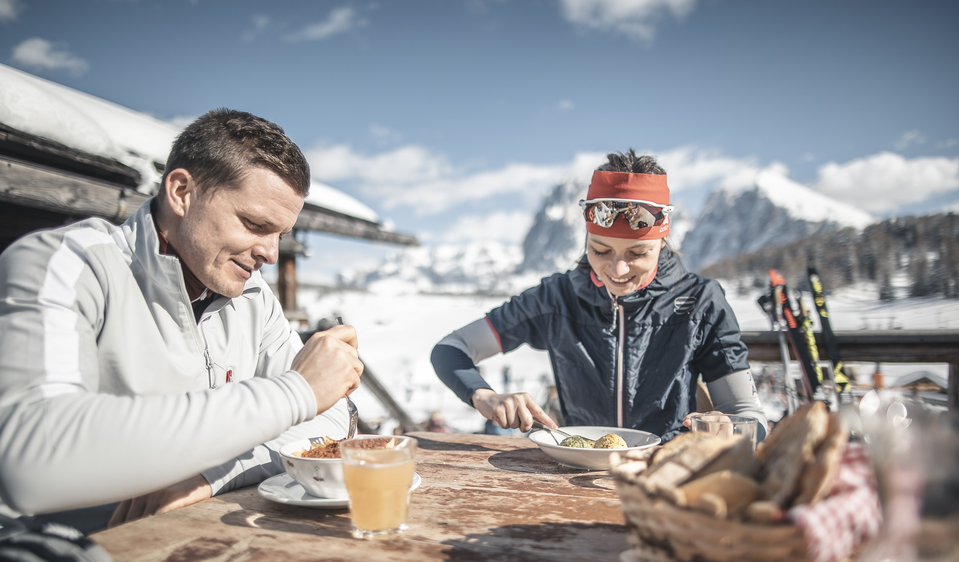 Twee personen eten samen in de bergen