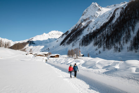 Winter hiking in Ahrntal valley/Valle Aurina