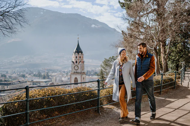 Verschiedene Bilder die Südtirol präsentieren, Natur, Menschen und Architektur