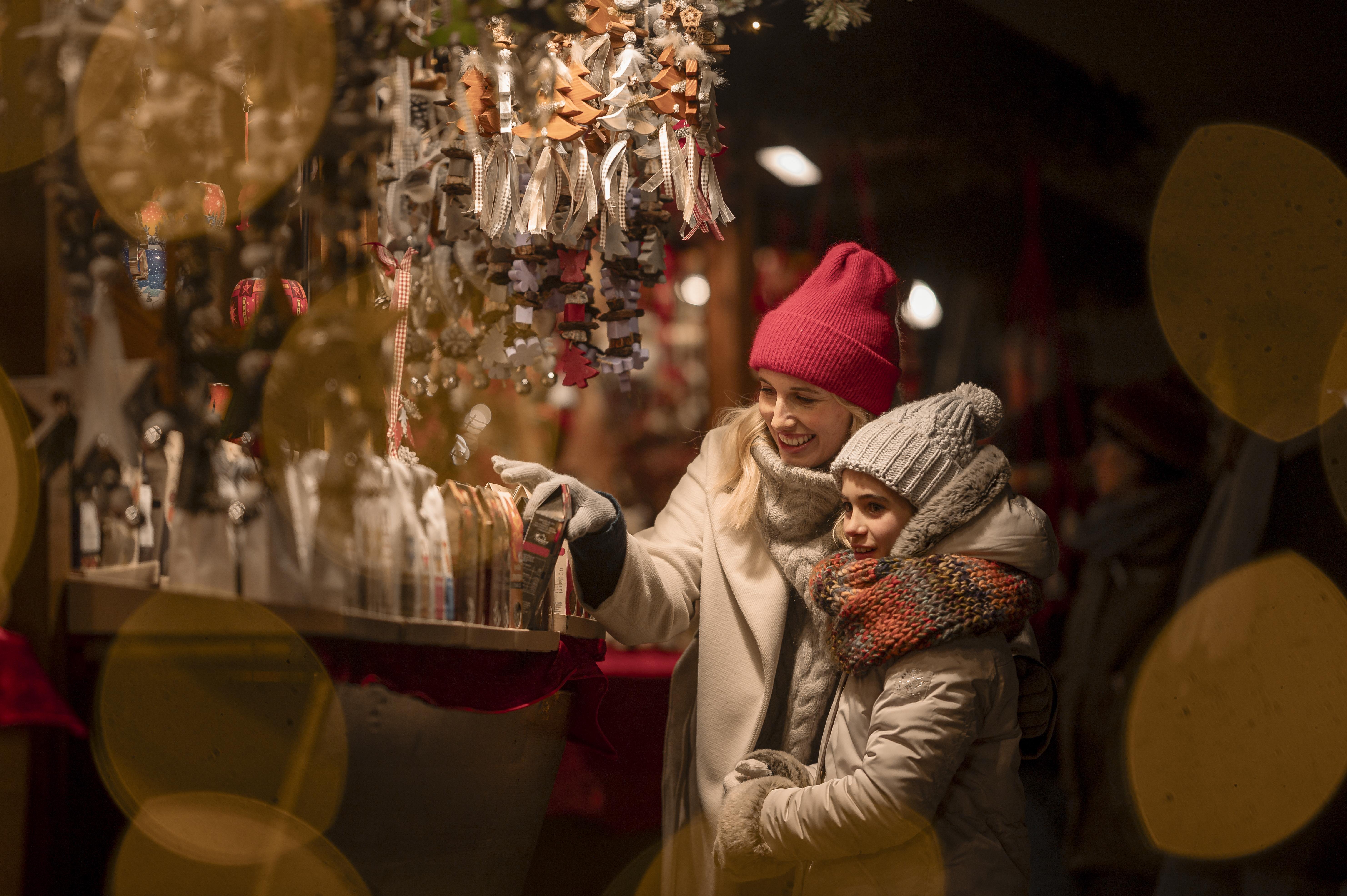 Mercatino di Natale con le luci della sera