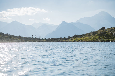 3 Personen auf einer Wanderung im Sommer im Ahrntal