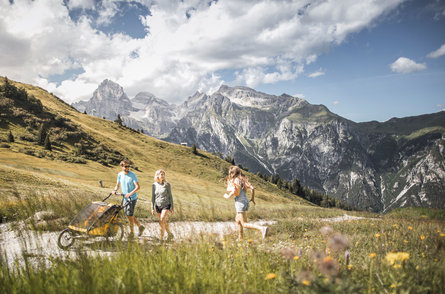 Familienwanderung in Ladurns oberhalb von Sterzing