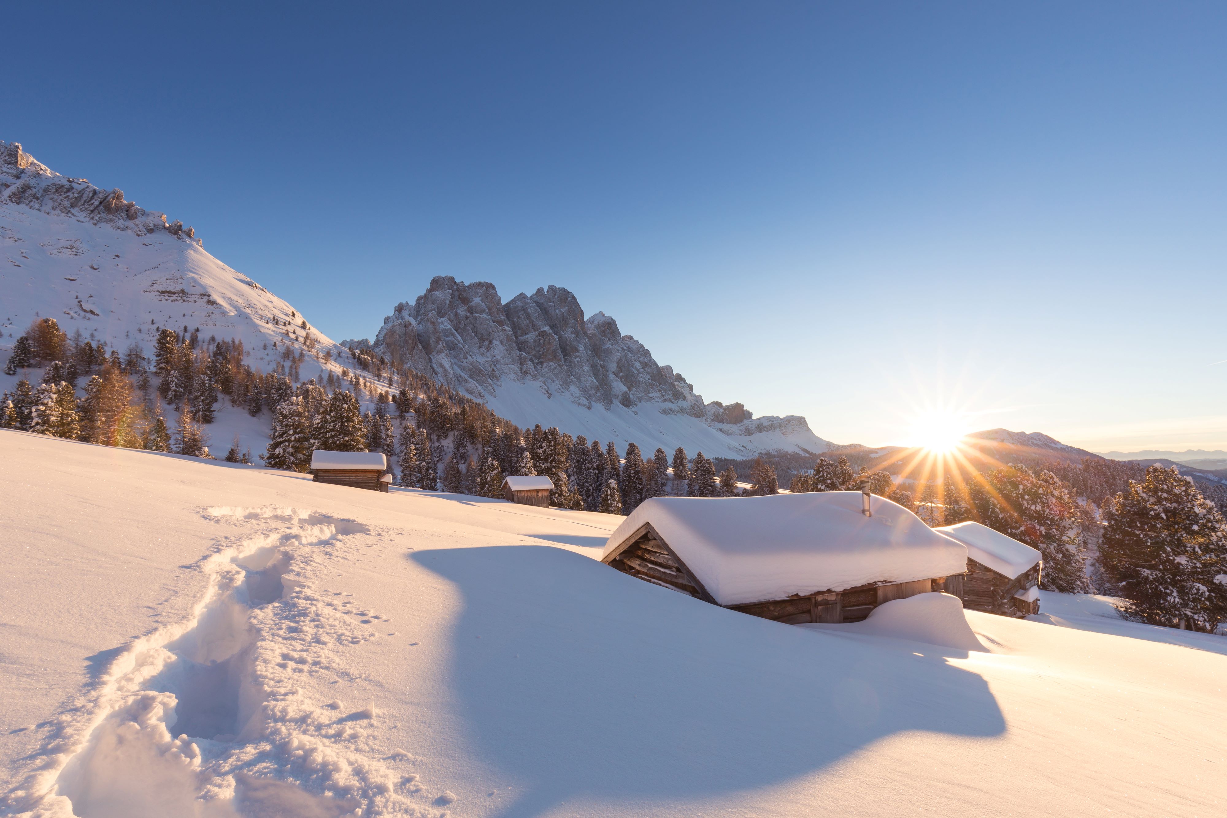 Uitzicht op de besneeuwde Geisler toppen in de Villnöss vallei regio van de Dolomieten