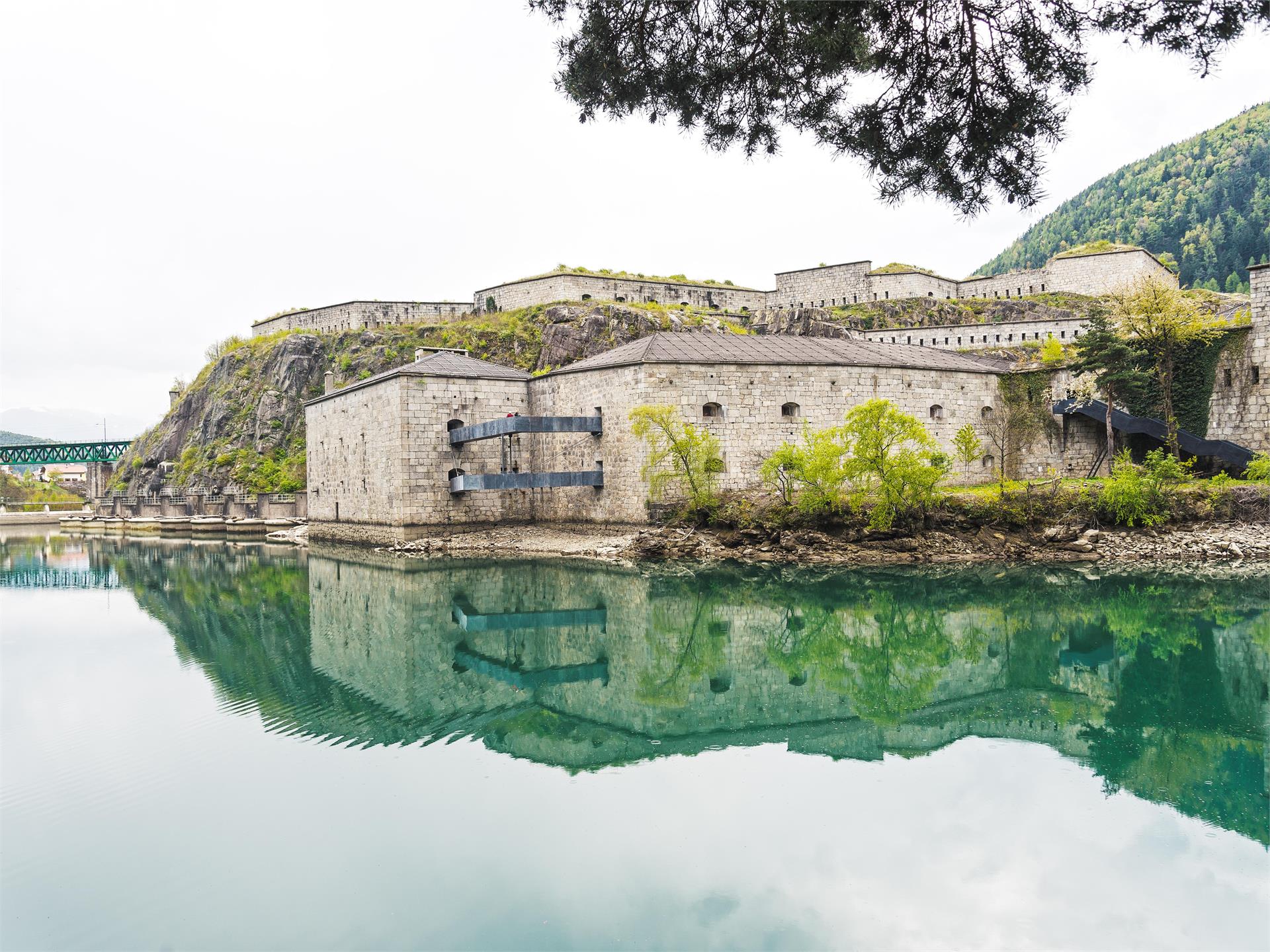 Jezero s pevností Franzensfeste v pozadí