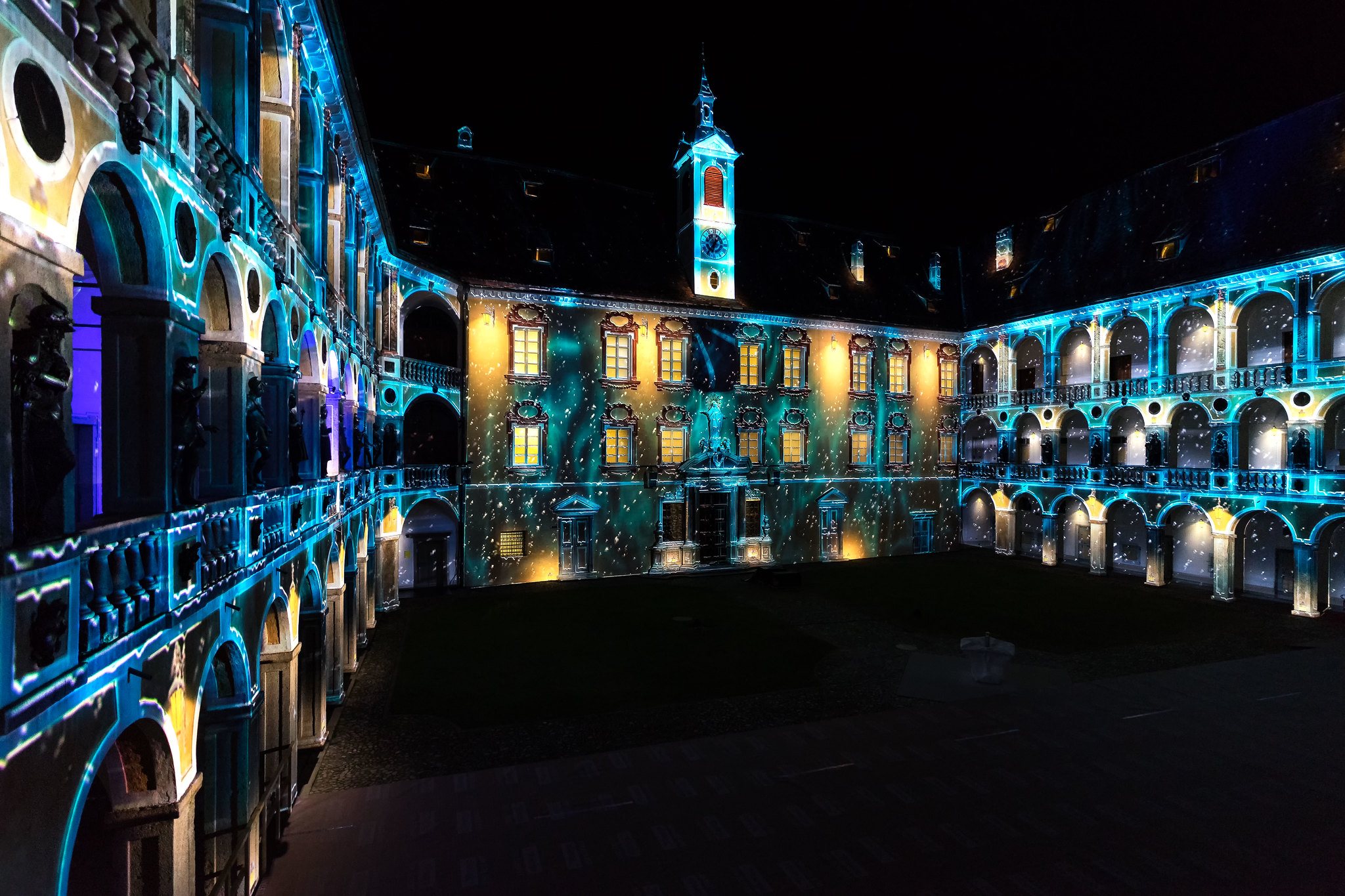 Uitzicht op lichtgevende, zwevende zeewezens boven het domplein van Brixen/Bressanone tijdens het plaatselijke lichtfestival.