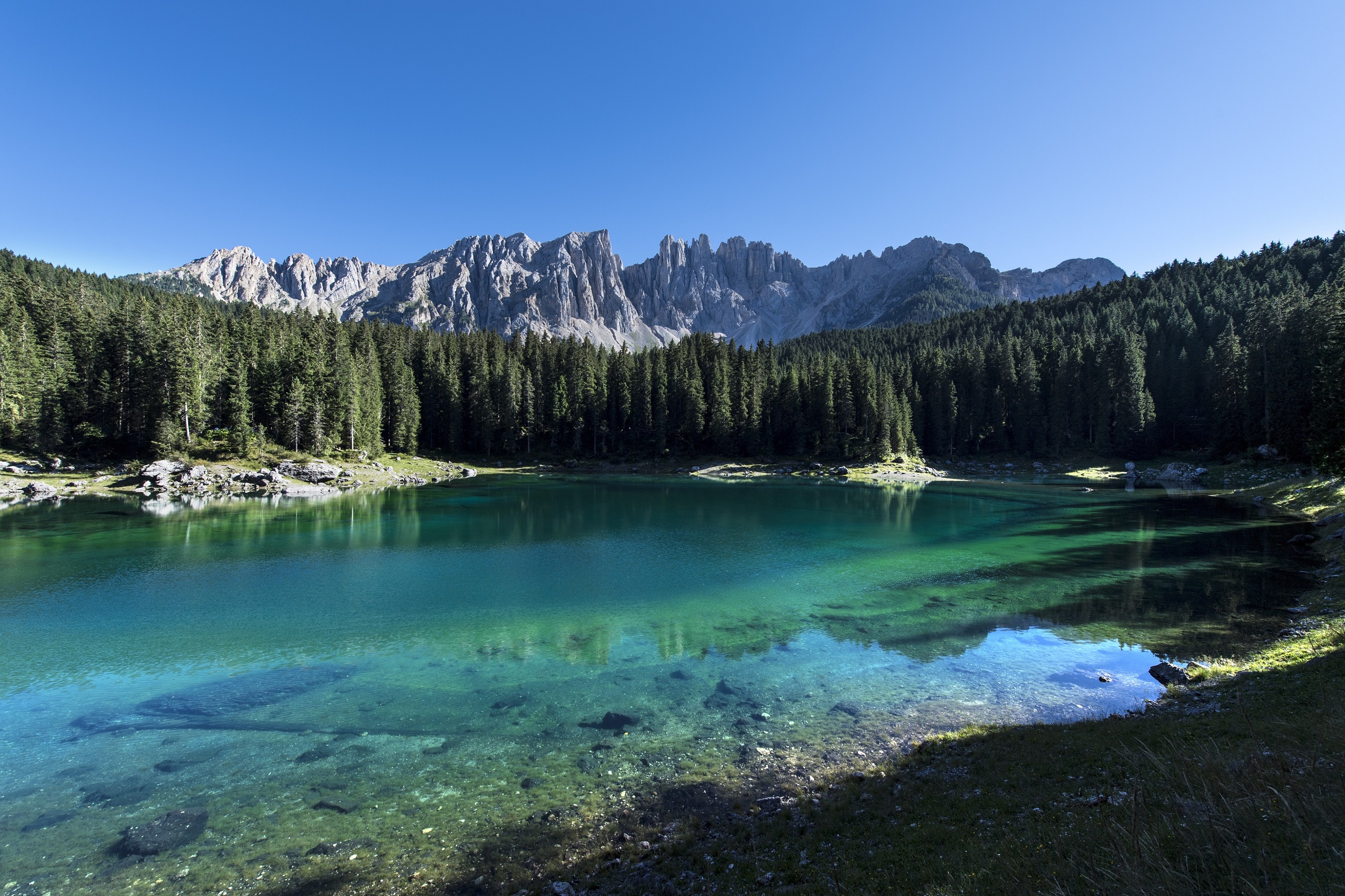 Výhled na tyrkysově zelené jezero Karersee