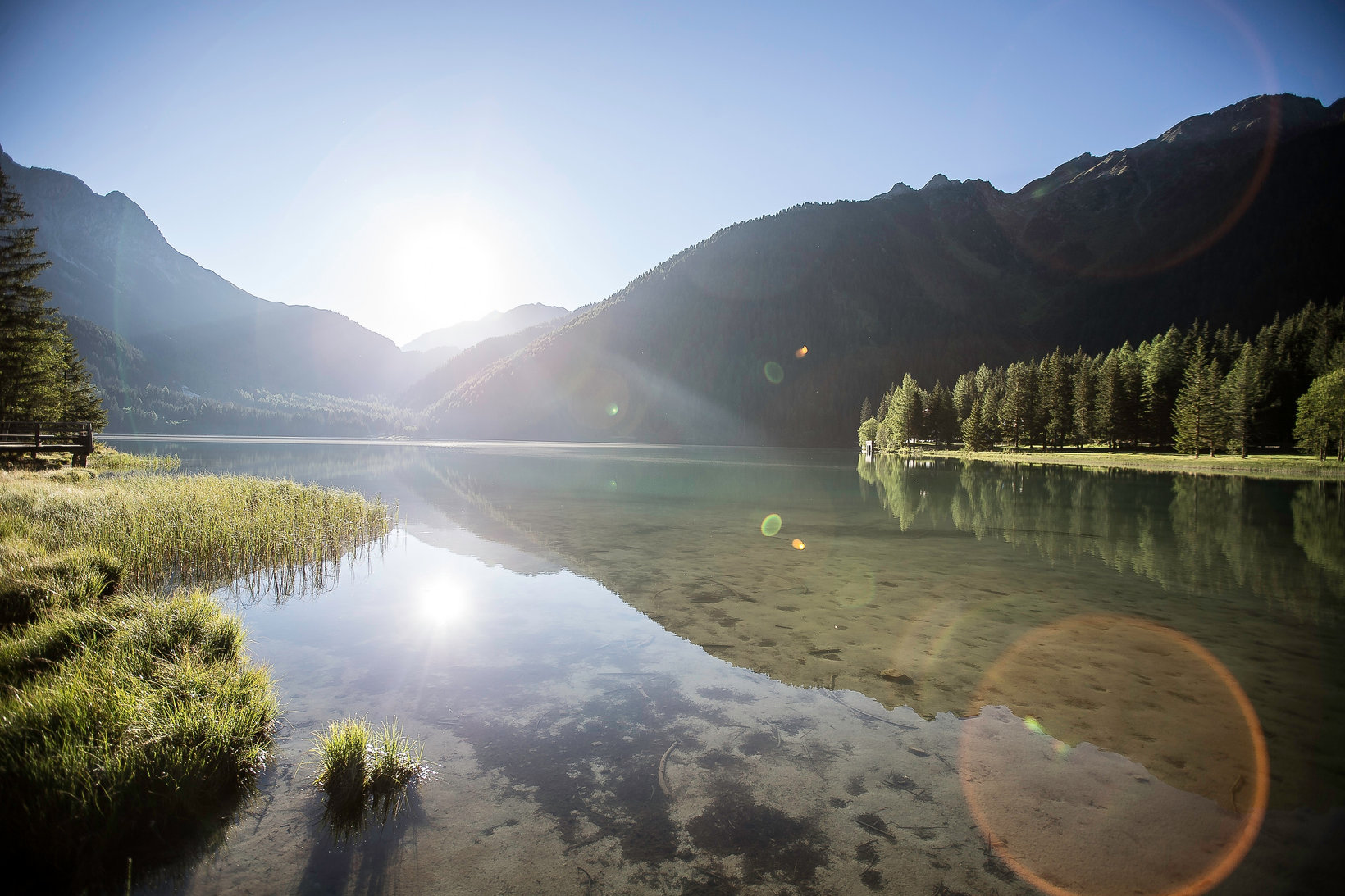 Lago di Anterselva circondato da imponenti montagne in una giornata di sole