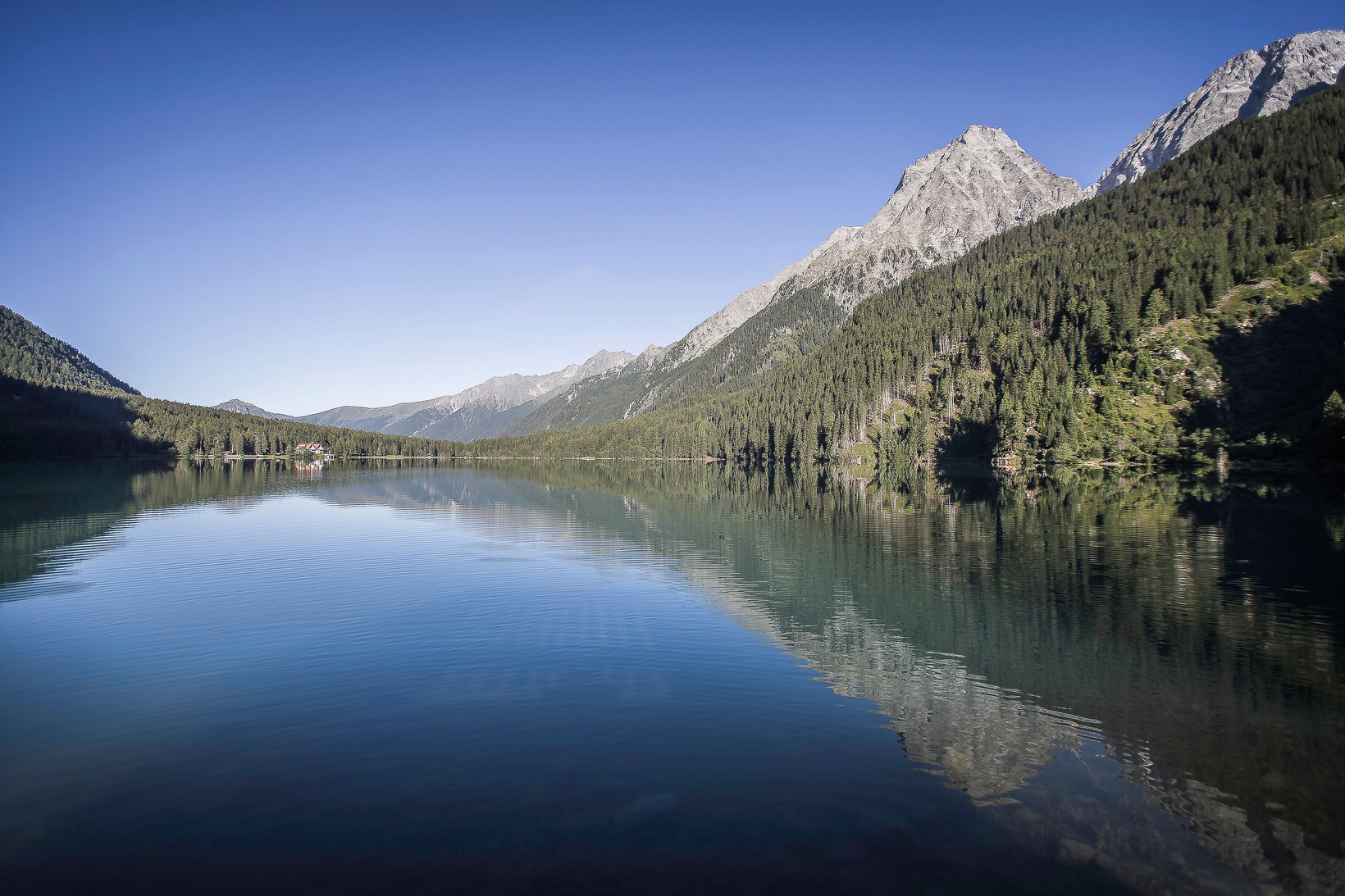 Vista dal Lago di Anterselva verso un panorama montuoso sconfinato