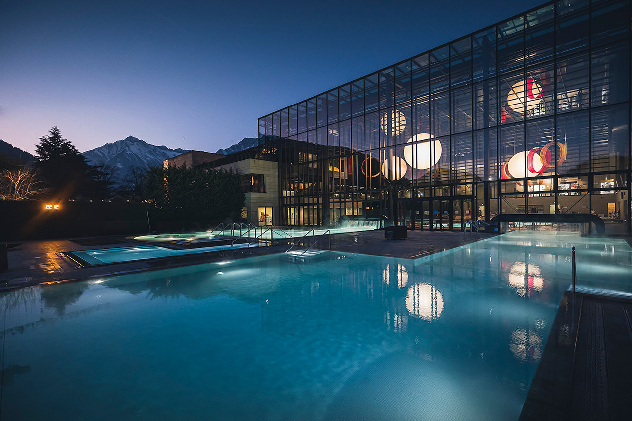 Terme di Merano viste dall'esterno appena dopo il tramonto