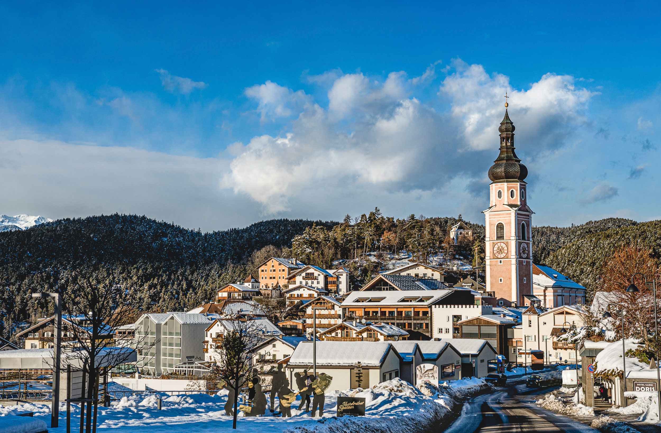 Pohled na obec Kastelruth s kostelíkem