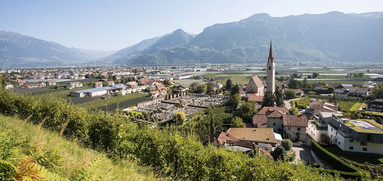 Vista dall'alto sul centro storico di Lana