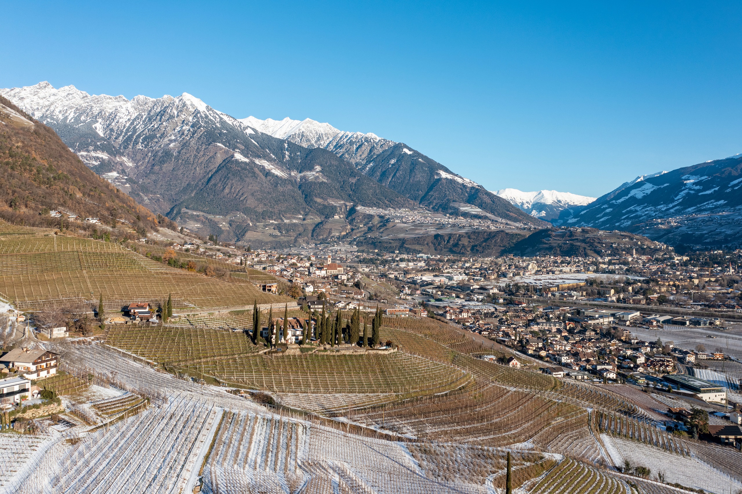 Výhled z Marlingu na zelené hory, vinice a město Meran/Merano