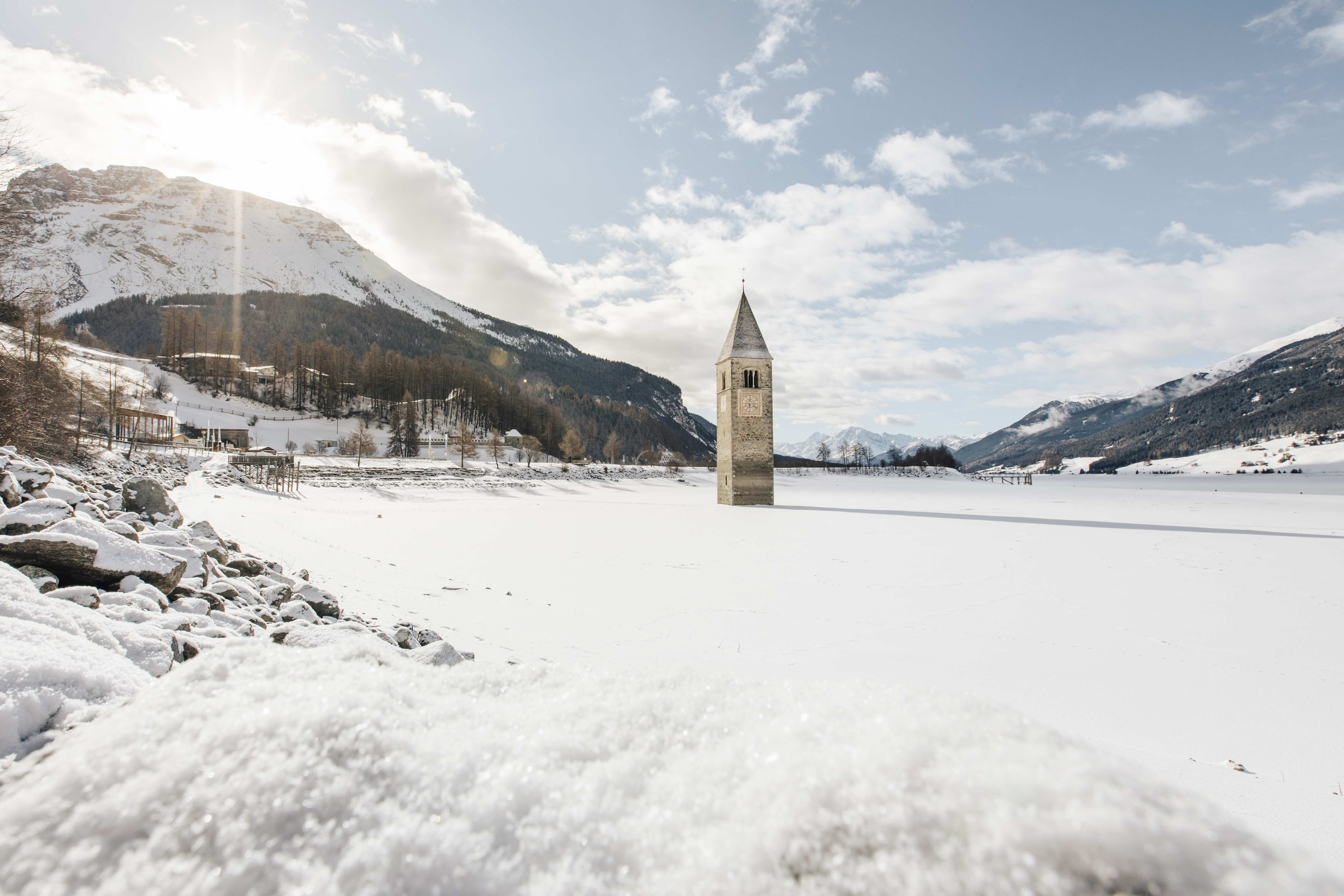 Jezero Reschensee ve Vinschgau v létě