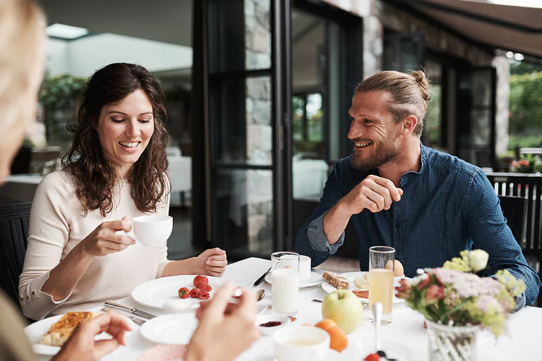 Due persone fanno colazione in un Bed & Breakfast