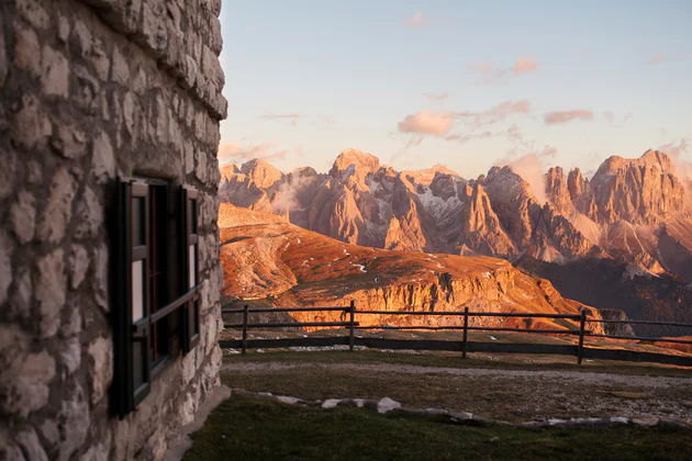 Verschiedene Bilder die Südtirol präsentieren, Natur, Menschen und Architektur