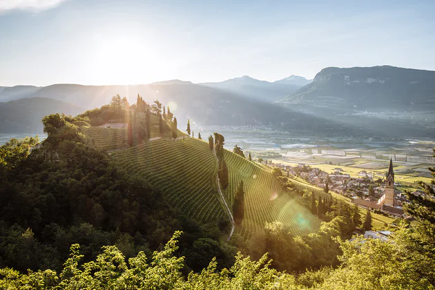 Verschiedene Bilder die Südtirol präsentieren, Natur, Menschen und Architektur