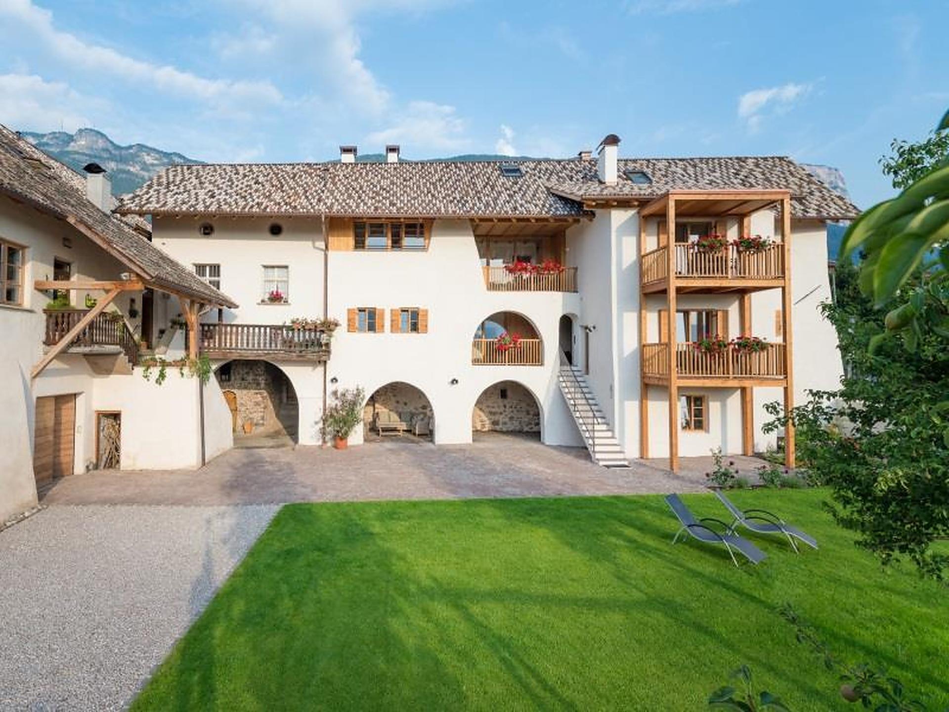 Ansitz Schneeburg Eppan an der Weinstraße 1 suedtirol.info