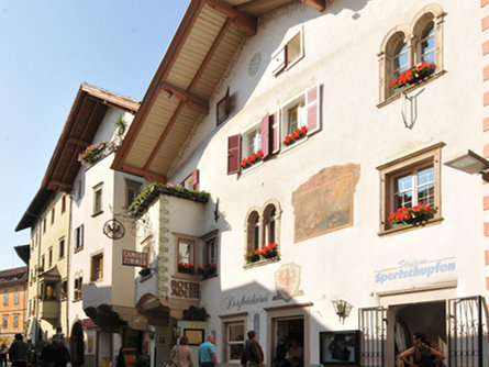 Roter Adler Caldaro sulla Strada del Vino 1 suedtirol.info