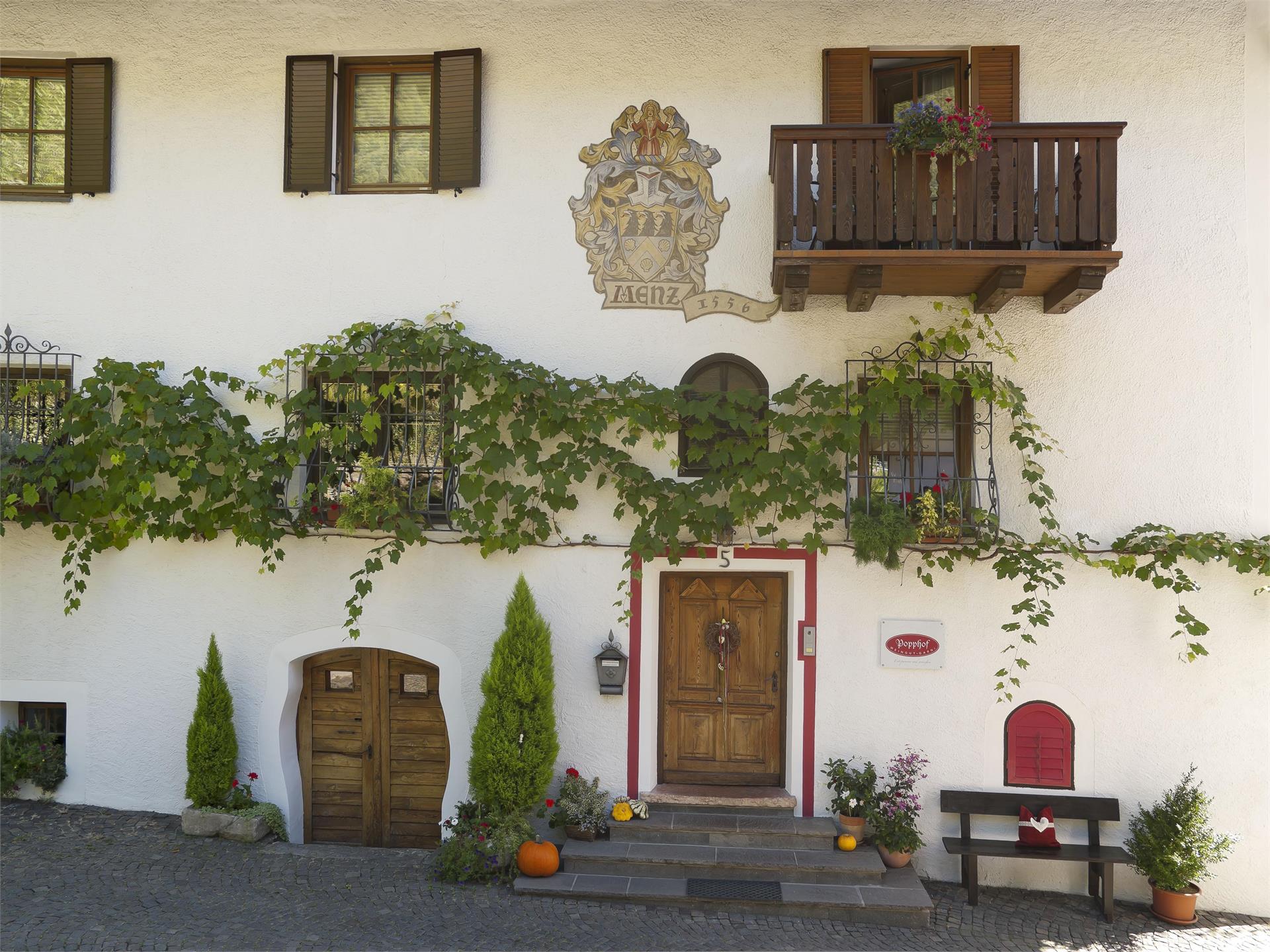 Weingut Garni Popphof Marling 1 suedtirol.info