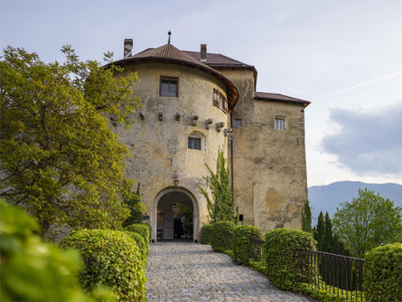 Aperitivo lungo al Castel Schenna Scena 1 suedtirol.info