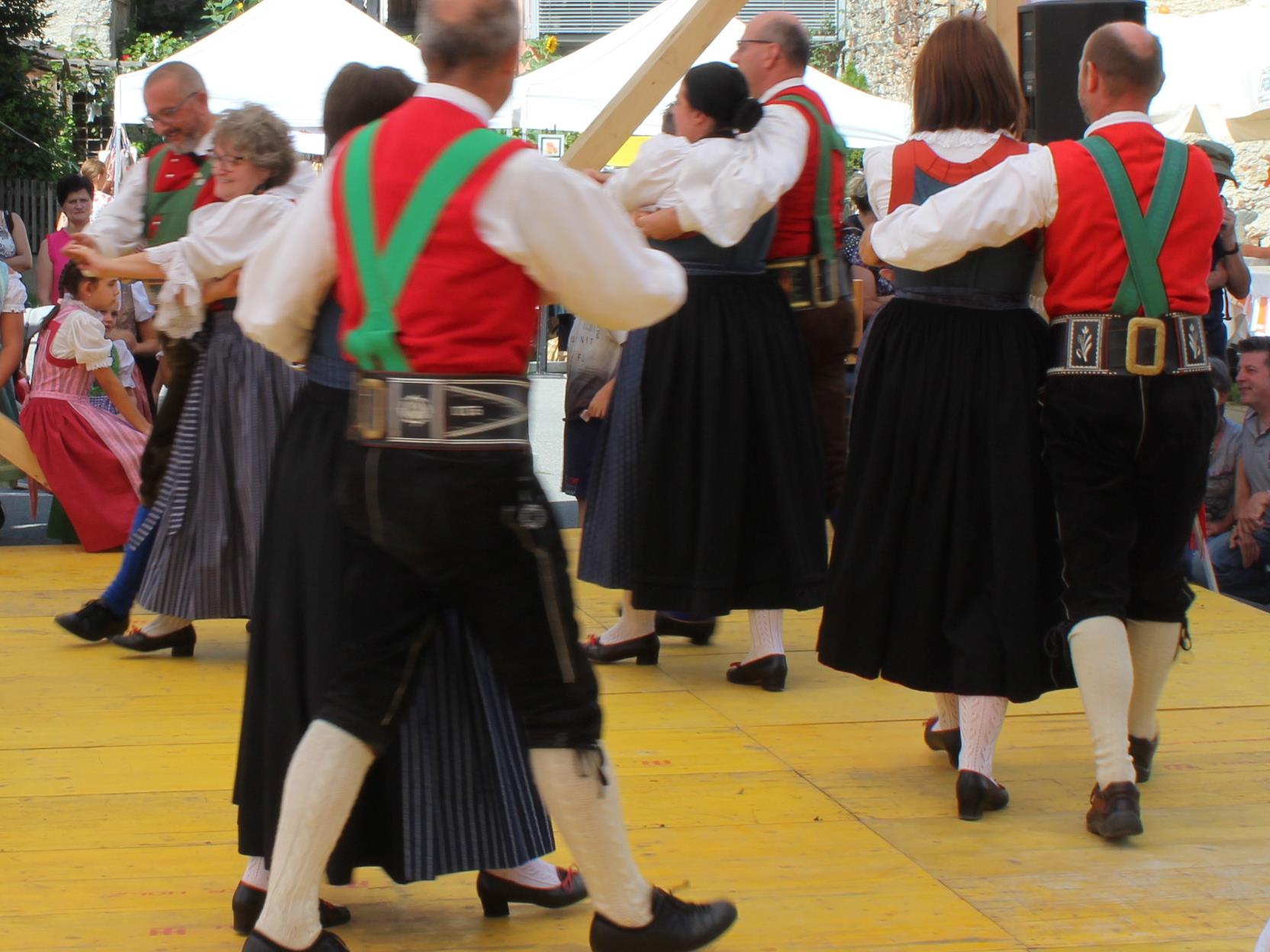 Evening performance of the folk dance group Oris/Eyrs Schlanders/Silandro 1 suedtirol.info