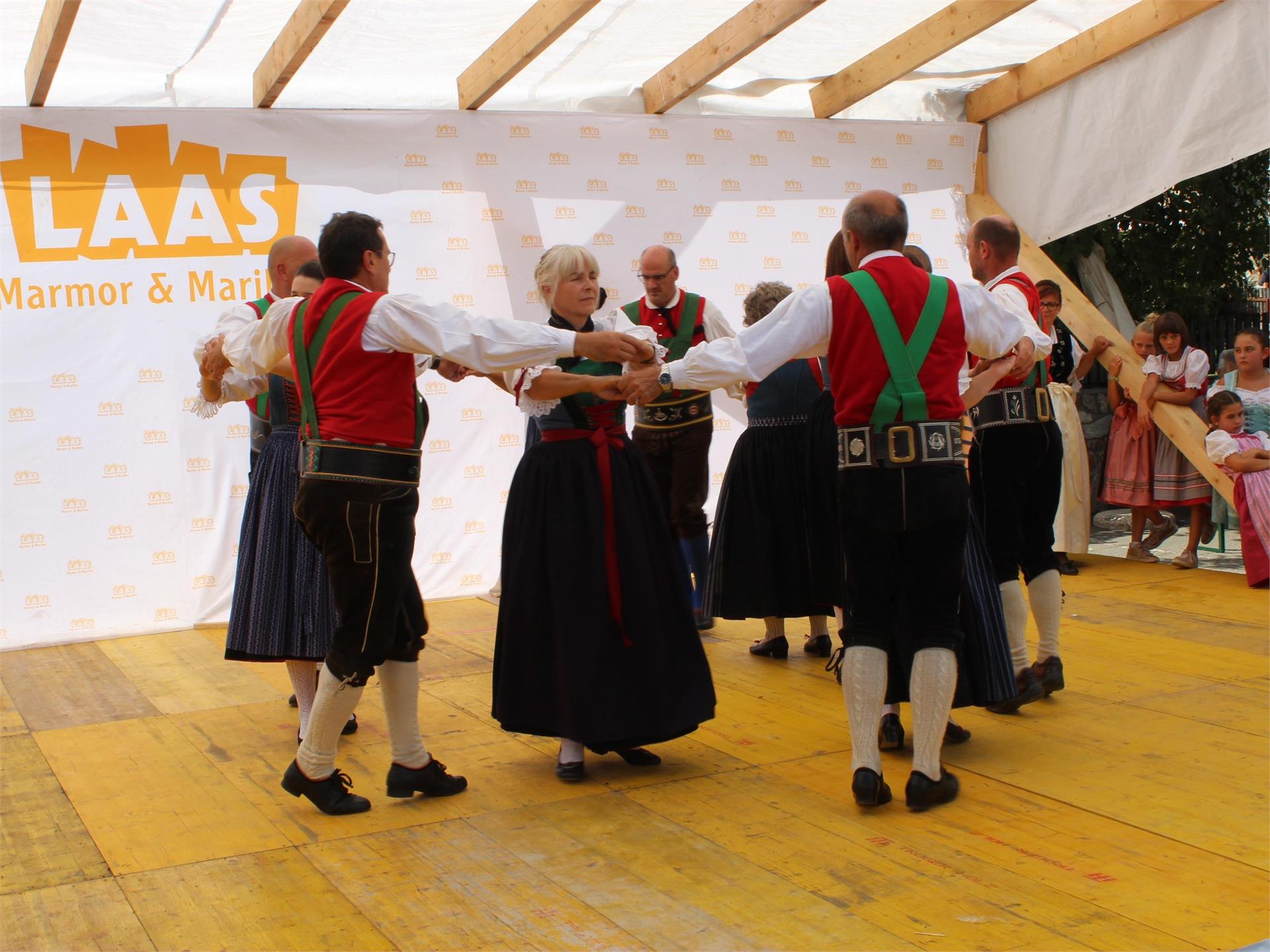 Evening performance of the folk dance group Oris/Eyrs Schlanders/Silandro 2 suedtirol.info