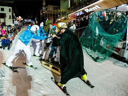 Big Carnival Skishow der drei Grödner Skischulen St.Christina in Gröden 1 suedtirol.info