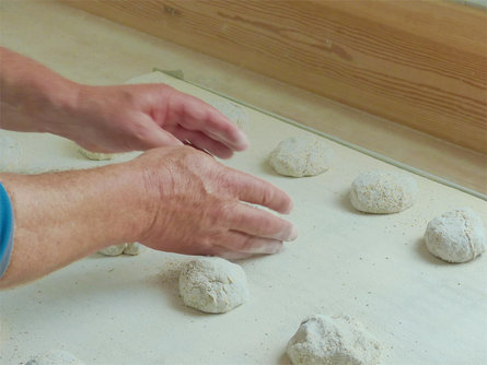 Fare il pane alla fattoria Renon 2 suedtirol.info