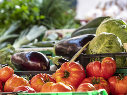 Mercato del contadino nel centro storico Caldaro sulla Strada del Vino 1 suedtirol.info