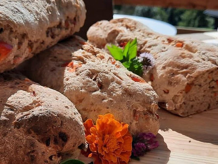 South Tyrolean bread - in the middle of the crop circle St.Martin in Passeier/San Martino in Passiria 1 suedtirol.info