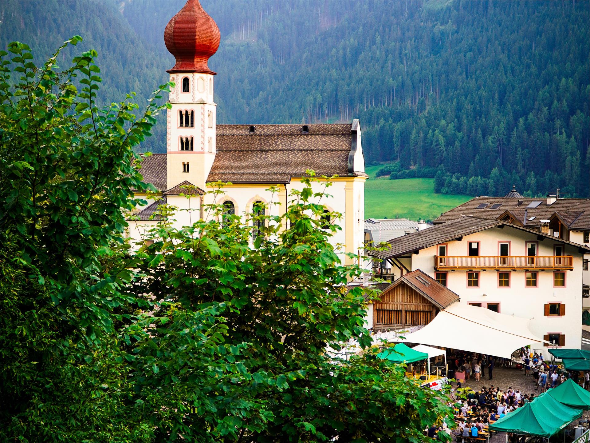 Farmers' market on the village square with live music Tiers am Rosengarten/Tires al Catinaccio 2 suedtirol.info