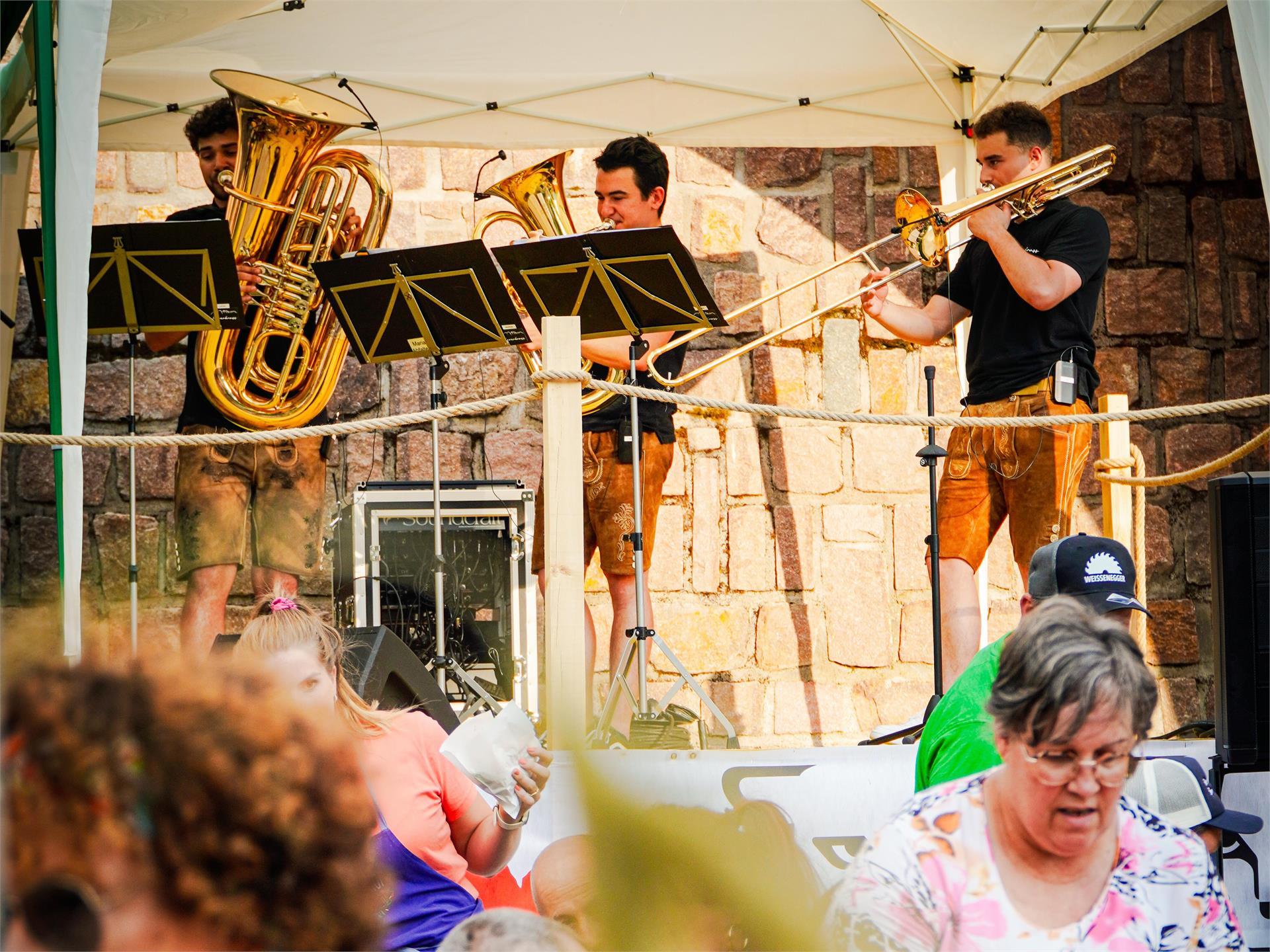 Farmers' market on the village square with live music Tiers am Rosengarten/Tires al Catinaccio 3 suedtirol.info